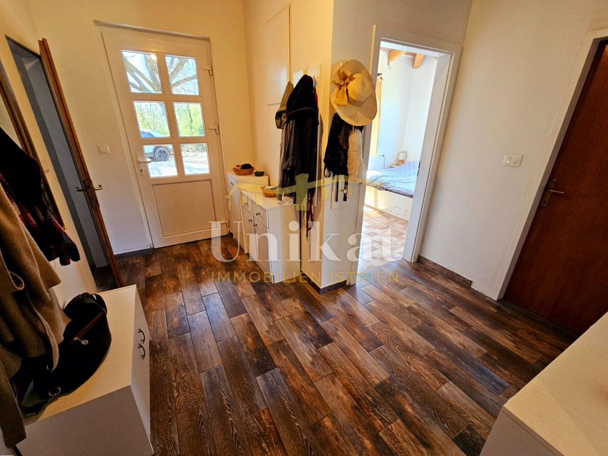 Pritlična hiša brez sosedov 10 km od Poreča - velika vrtna površina